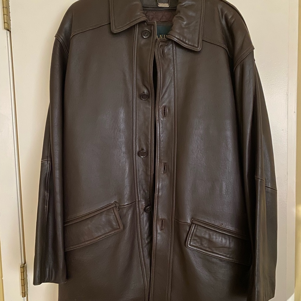 Men’s leather coat.  Please see the photos for measurements.